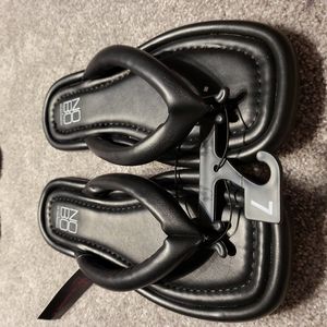 NWT No Boundaries Flip Flops Black